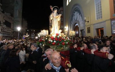 La comisión del Porrate reparte ‘torraos’ antes de la salida de la imagen de San Antón