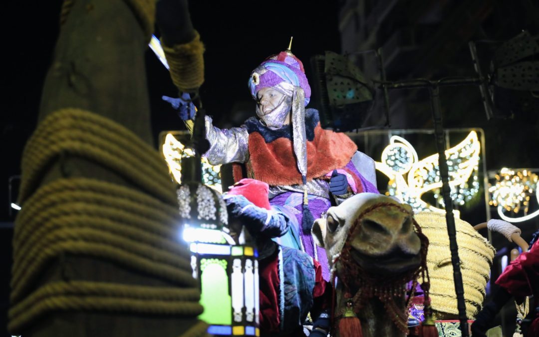 Más de 1.200 personas y 20 carrozas escenifican este viernes la llegada de los Reyes Magos