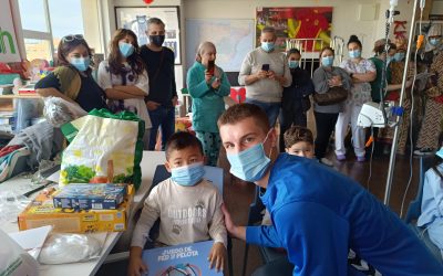 El Lucentum entrega a los niños ingresados en el Hospital los juguetes recogidos en sus partidos