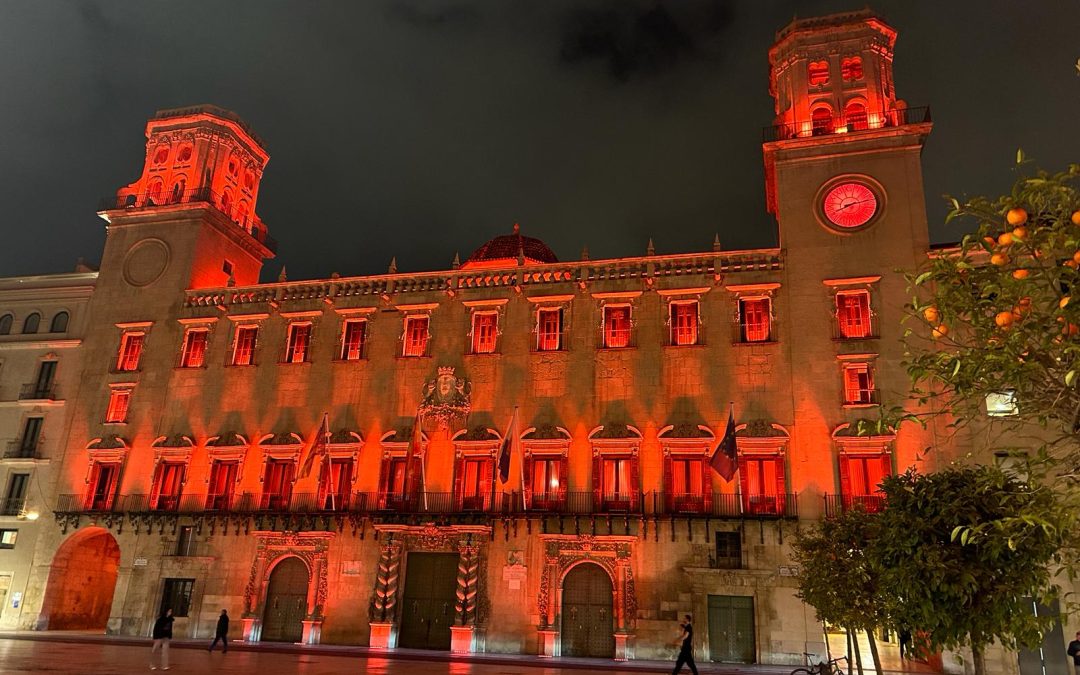 Alicante se ilumina en rojo carmesí para felicitar al Rey por su cumpleaños