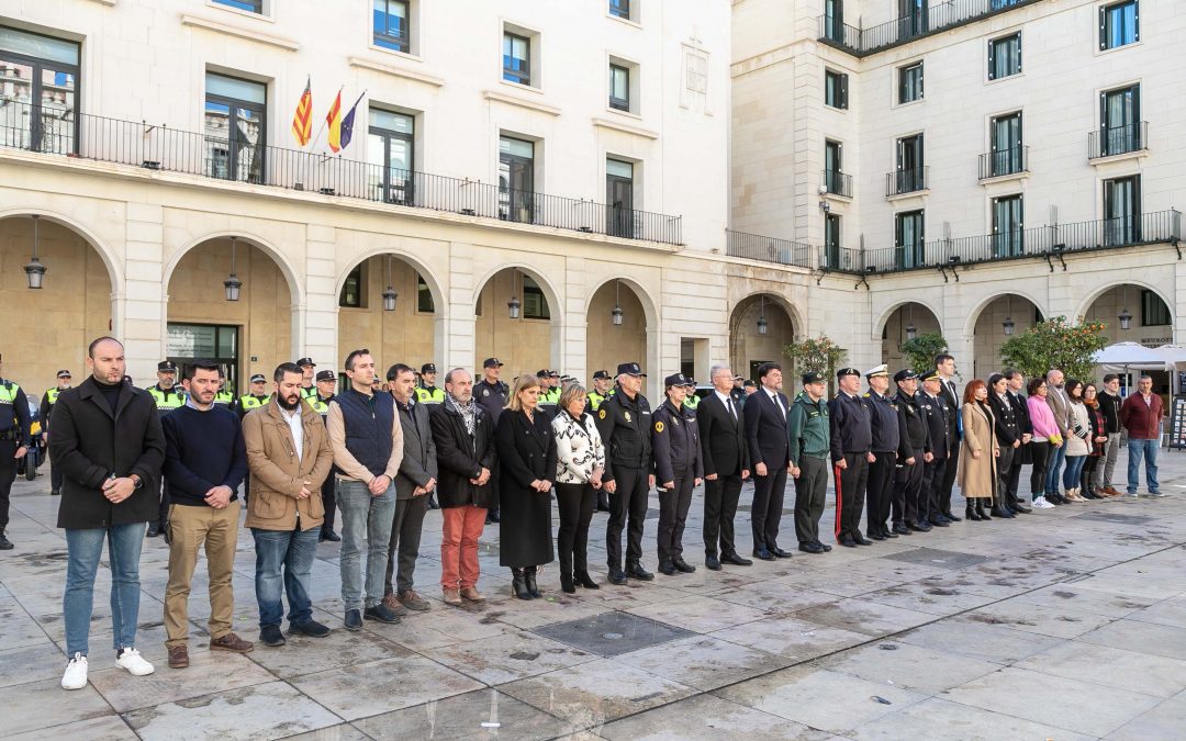 Alicante guarda un minuto de silencio por los guardias civiles asesinados en Barbate