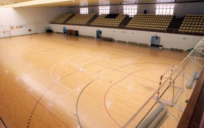 El Ayuntamiento renueva la pista central del pabellón deportivo «Vicente Crespo»
