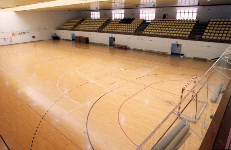 El Ayuntamiento renueva la pista central del pabellón deportivo «Vicente Crespo»