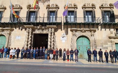 Alicante “llora con Valencia” y guarda silencio en solidaridad con las víctimas