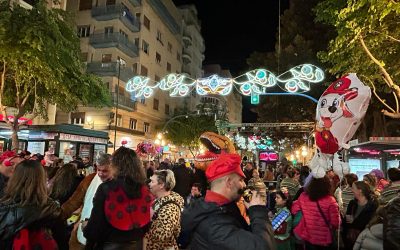 Unas 60.000 personas desafían al viento y disfrutan del carnaval en Alicante