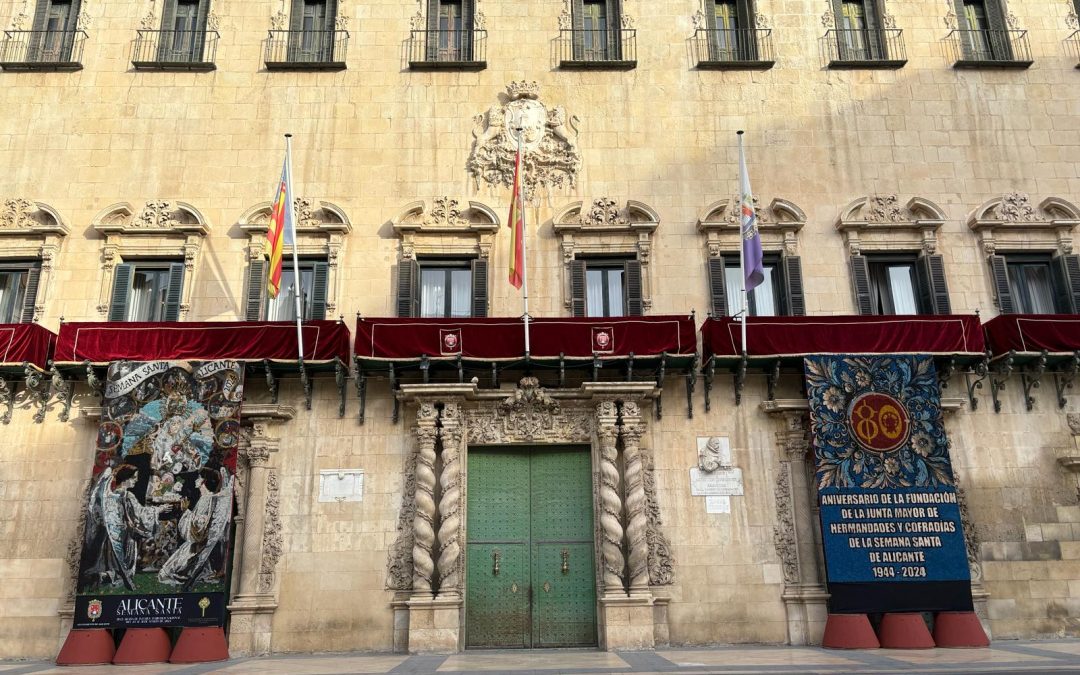 Dos tapices de flores anuncian la Semana Santa en la fachada del Ayuntamiento