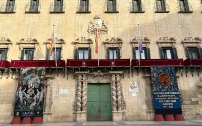 Dos tapices de flores anuncian la Semana Santa en la fachada del Ayuntamiento