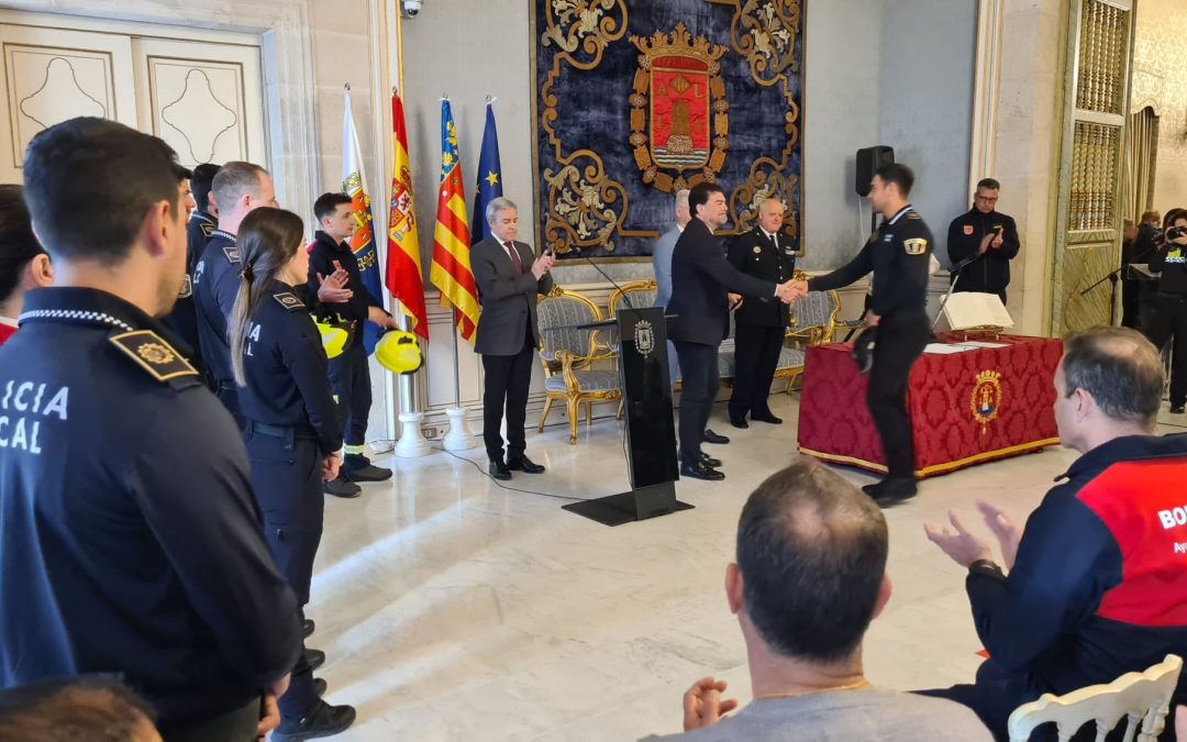 Diez agentes y dos bomberos refuerzan las plantillas de la Policía Local y el Speis