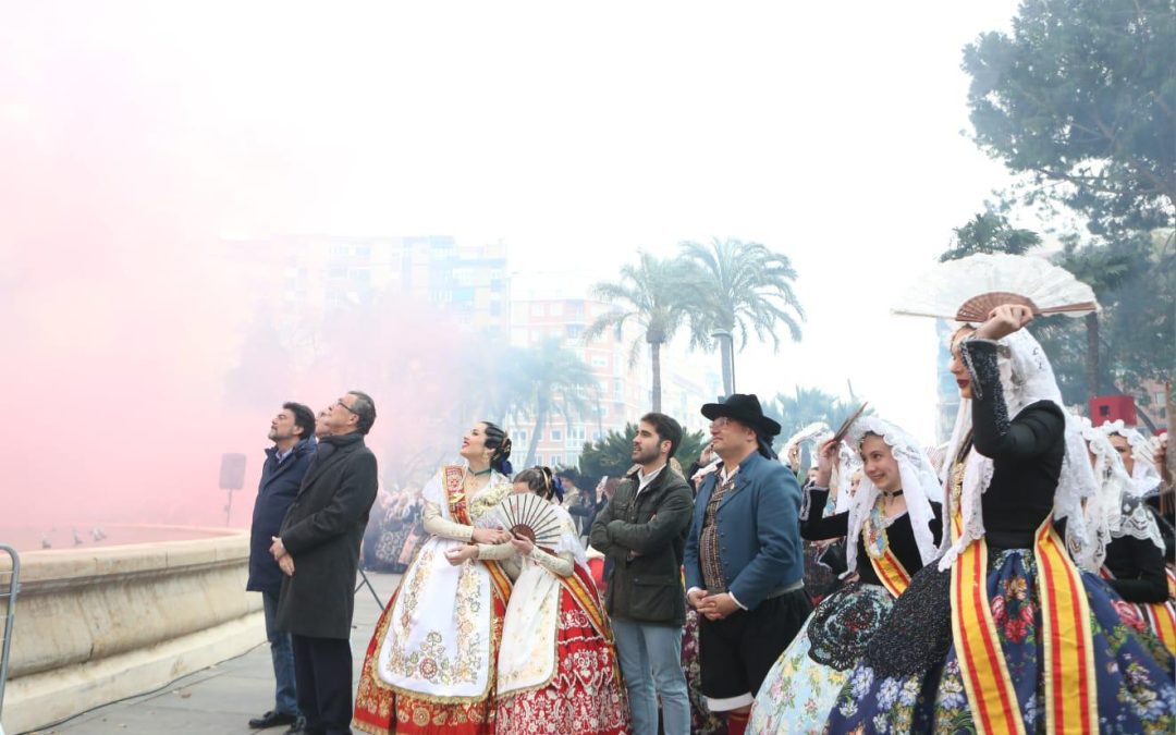El ‘mar de mantillas’ de las candidatas a Bellesa del Foc vibra en Murcia con la mascletà