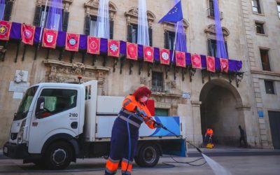 Alicante moviliza a 87 operarios de limpieza en 30 equipos para Semana Santa