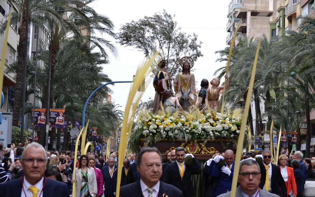 La Semana Santa de Alicante arranca entre las palmas y ramas de olivo de ‘La Burrita’