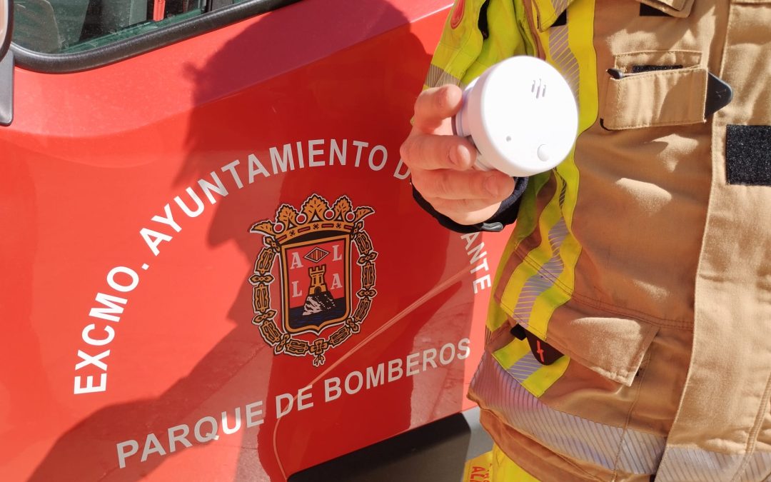 Alicante instala 300 detectores de humo en viviendas de mayores para evitar incendios