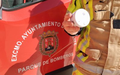 Alicante instala 300 detectores de humo en viviendas de mayores para evitar incendios