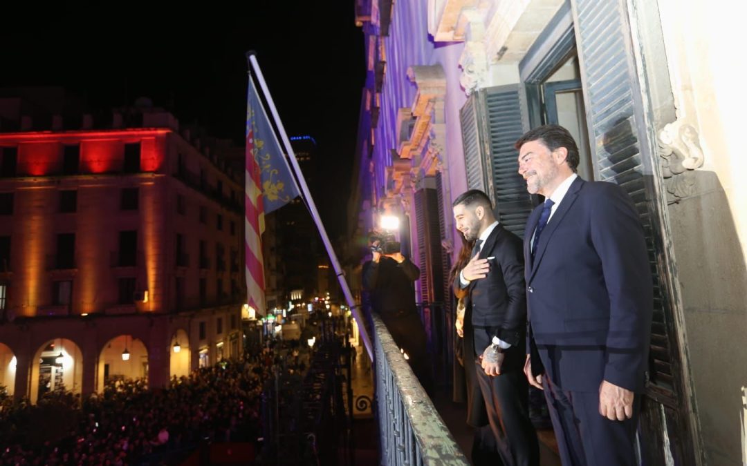 Más de 8.000 personas aclaman a Topuria en el homenaje del Ayuntamiento