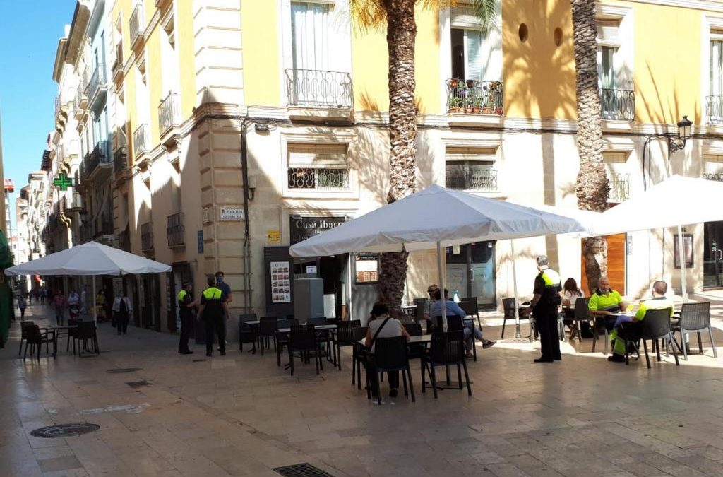 Alicante consolida los veladores en las bandas de aparcamiento con la nueva ordenanza de ocupación de la vía pública