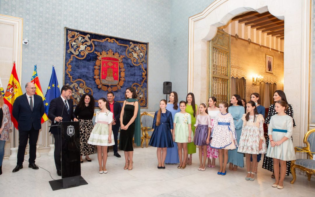 Homenaje a las Belleas del Foc 2023 y sus Damas de Honor en el Salón Azul