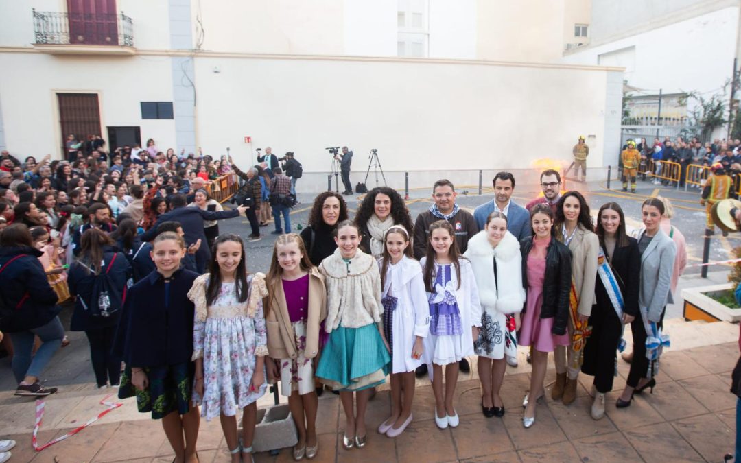 Cutanda arropa a las 87 candidatas a Bellea del Foc Infantil en Torrevieja