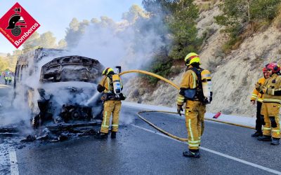 Un mini bus se incendia en la carretera entre El Campello y Aigües