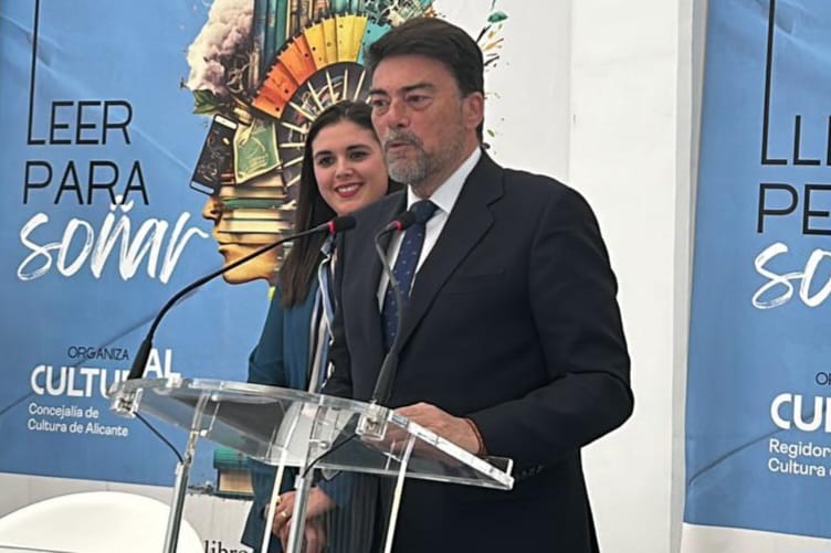 Barcala inaugura la Feria del Libro de Alicante, que reúne hasta el domingo a un centenar de escritores