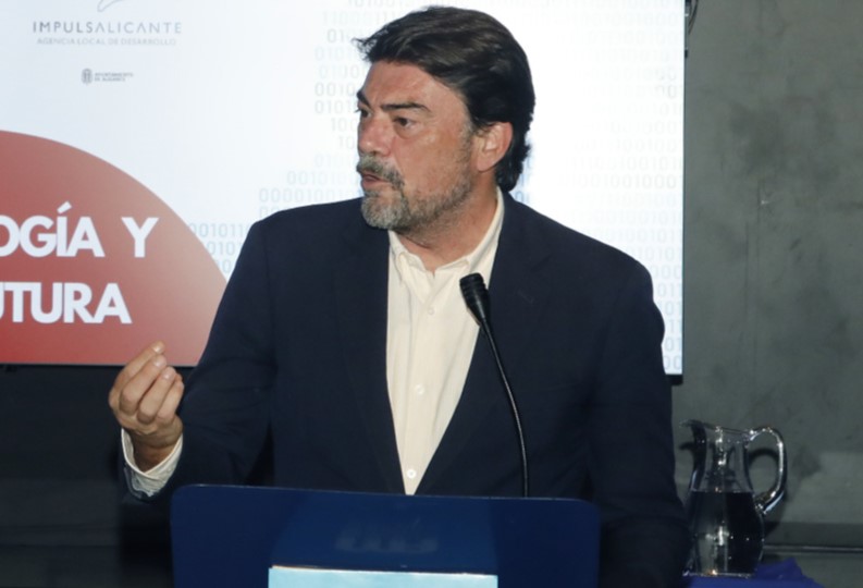 Luis Barcala muestra su rechazo ante la opa del BBVA por el Sabadell