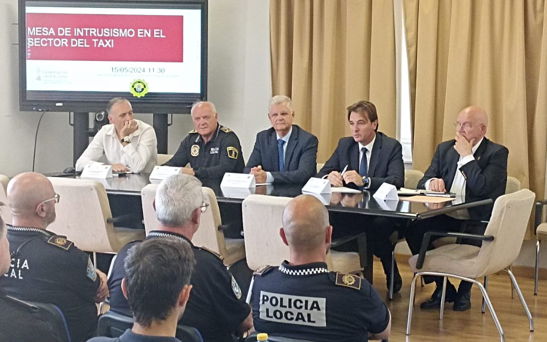 La Policía Local crea una unidad para combatir el intrusismo en el taxi