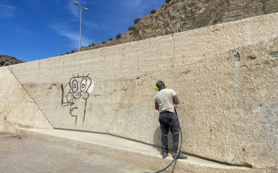 El Ayuntamiento limpia los grafitis en la zona de la Cantera y La Albufereta