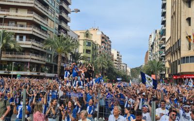 La Plaza de los Luceros se tiñe de blanquiazul para festejar el ascenso del Hércules