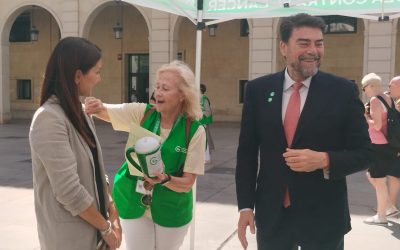 El alcalde colabora en la cuestación de la Asociación Española contra el Cáncer