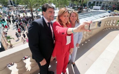 Alicante refuerza sus lazos con Valencia y Barcala firma en el libro de honor