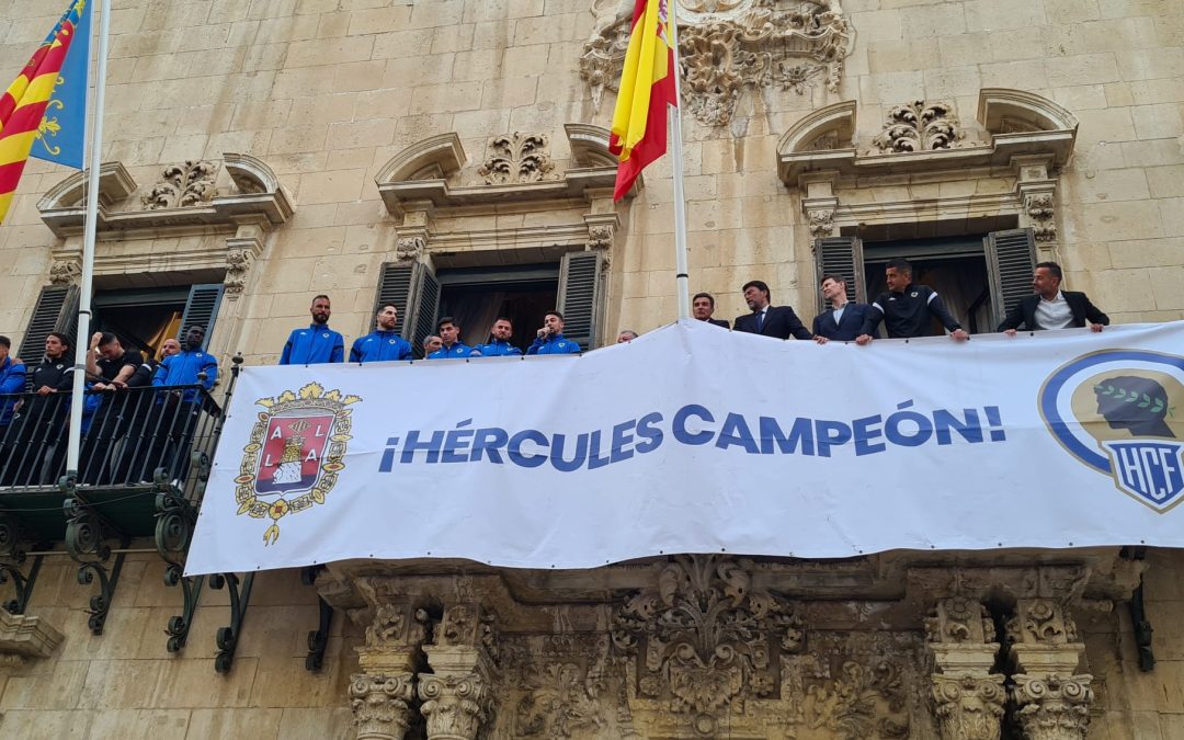 Homenaje al Hércules ante 6.000 aficionados en la Plaza del Ayuntamiento
