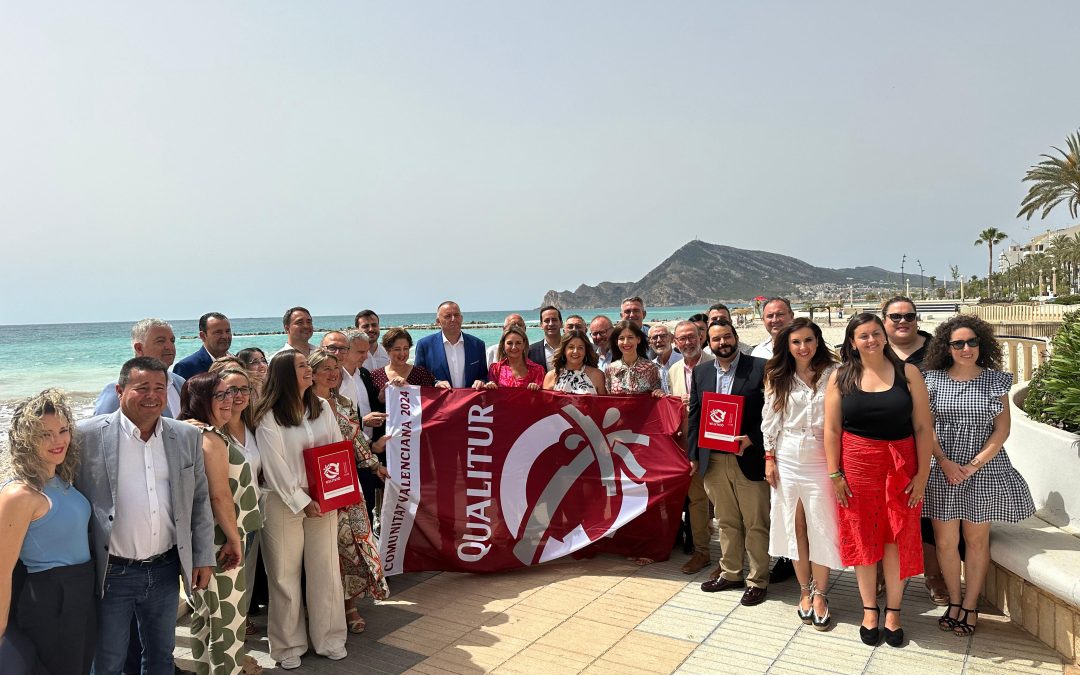 Alicante recoge la bandera Qualitur por la calidad y excelencia de sus playas 