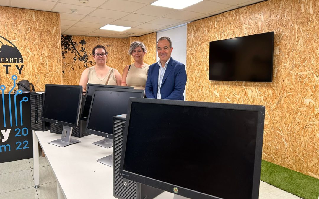 Alicante dona equipos informáticos para reducir la brecha digital