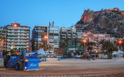 Alicante destina 21 equipos mecanizados con 58 operarios a la limpieza de playas en el dispositivo especial de verano