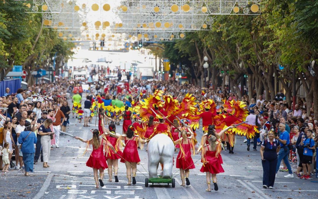 El Desfile del Ninot prologa con magia, risas, color, imaginación y buen humor las Hogueras 2024