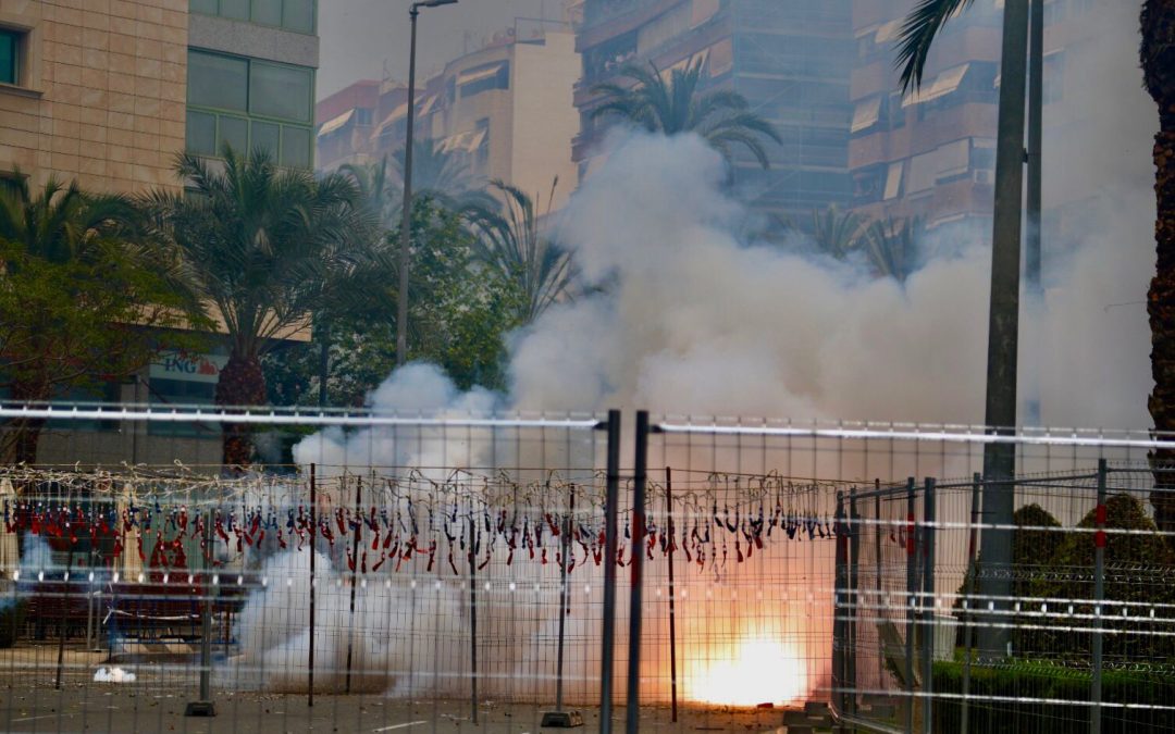 Coeters Dragón dispara una mascletà de corte tradicional para abrir el concurso