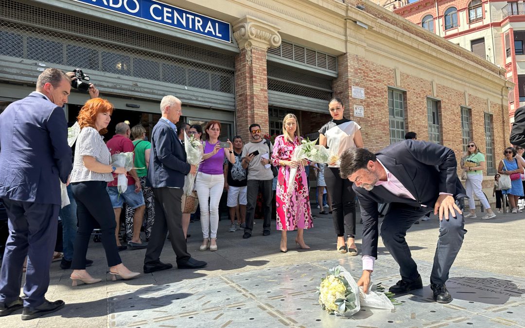 Alicante rinde tributo a las víctimas del bombardeo en el Mercado Central