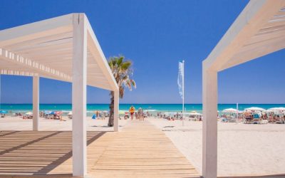 Turismo adjudica el mantenimiento de las playas a un Centro Especial de Empleo