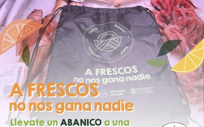 Los Mercados de Alicante premian las compras de productos frescos con una campaña que regala 10.000 mochilas isotérmicas y abanicos