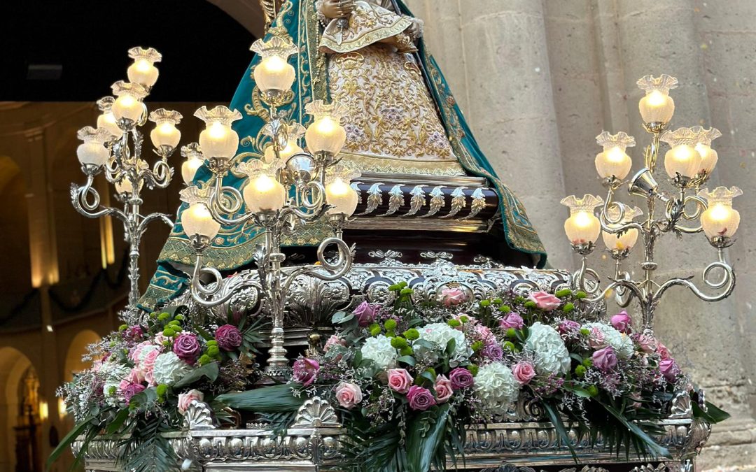 Una multicolor petalada y las 21 Salvas de Ordenanza saludan la salida de la procesión de la Patrona de Alicante