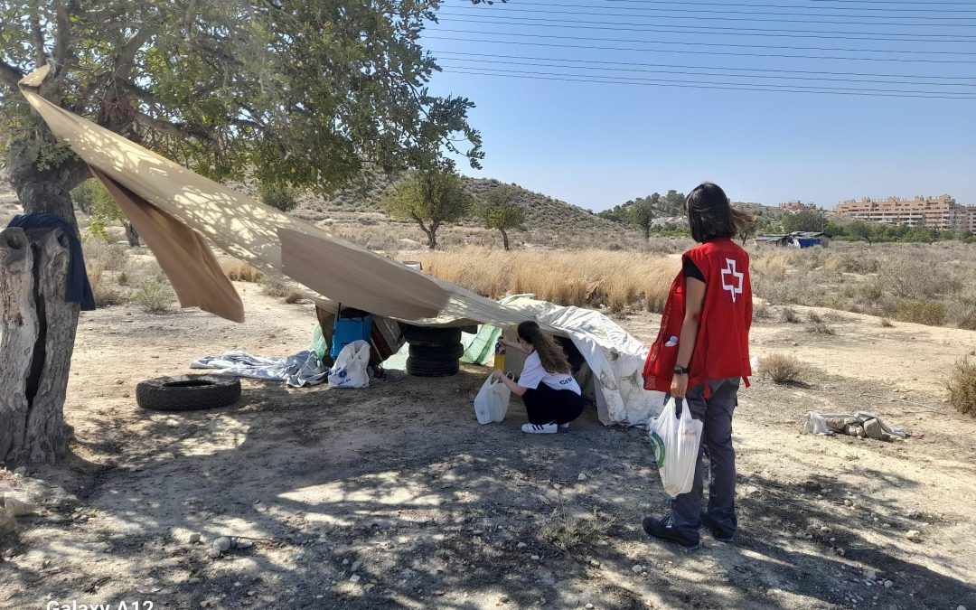 Alicante atiende a 117 personas sin hogar por la ola de calor desde julio y reparte 400 nuevos kits