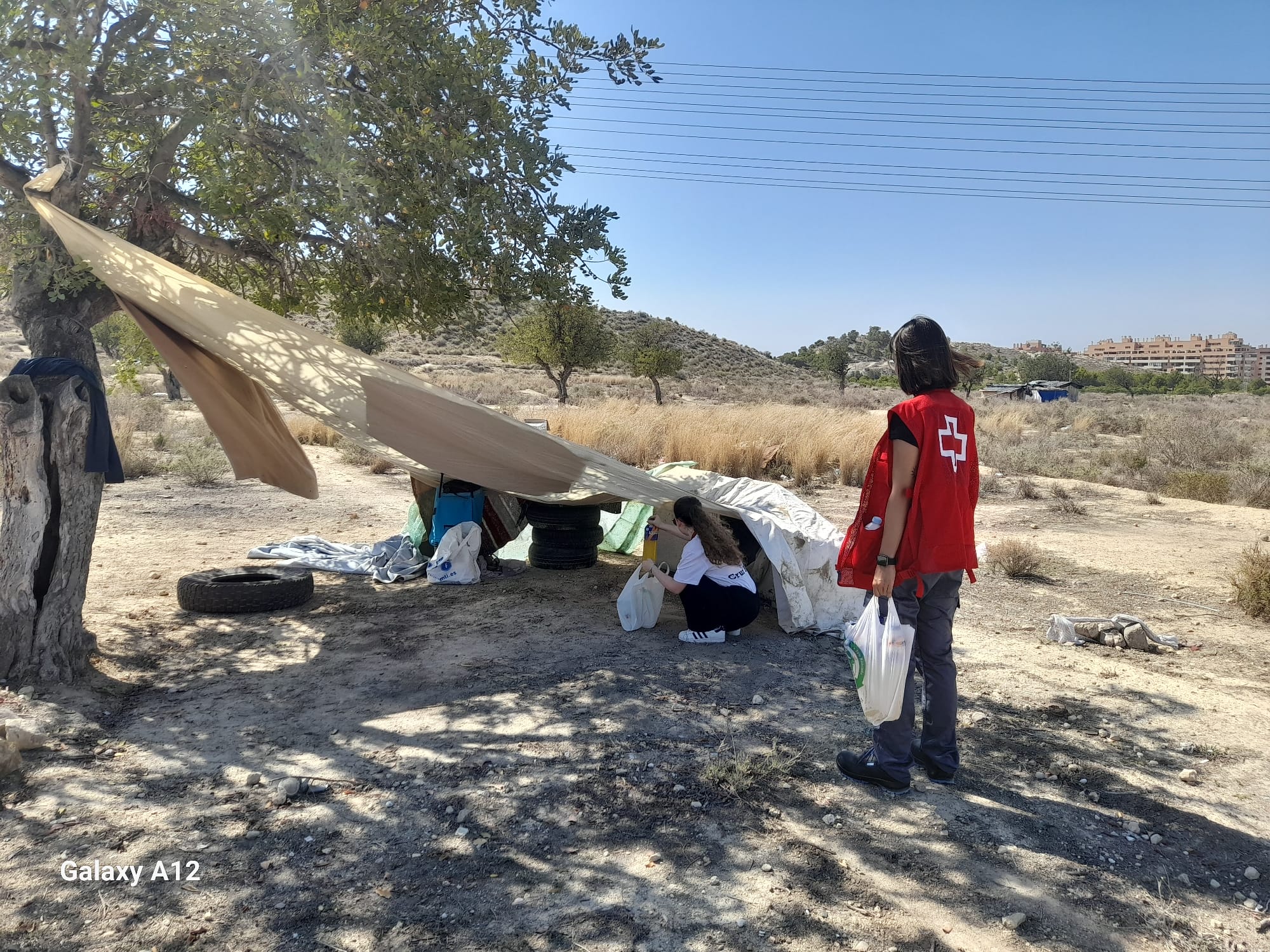 Voluntarios de la Cruz Roja entregan Kits para el calor