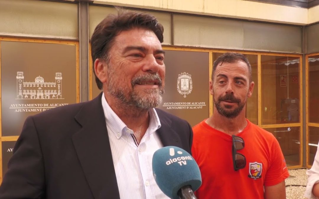 Entrega del tradicional “panquemao” al alcalde de Alicante