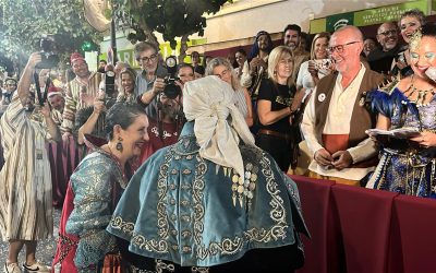 Celebran las bodas de plata en medio del gran desfile de Moros y Cristianos