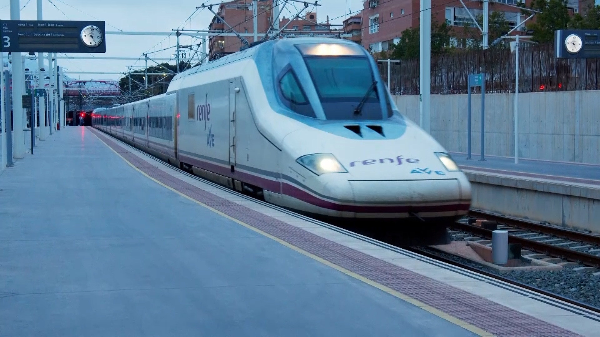 Tren AVE entrando a Alicante Terminal