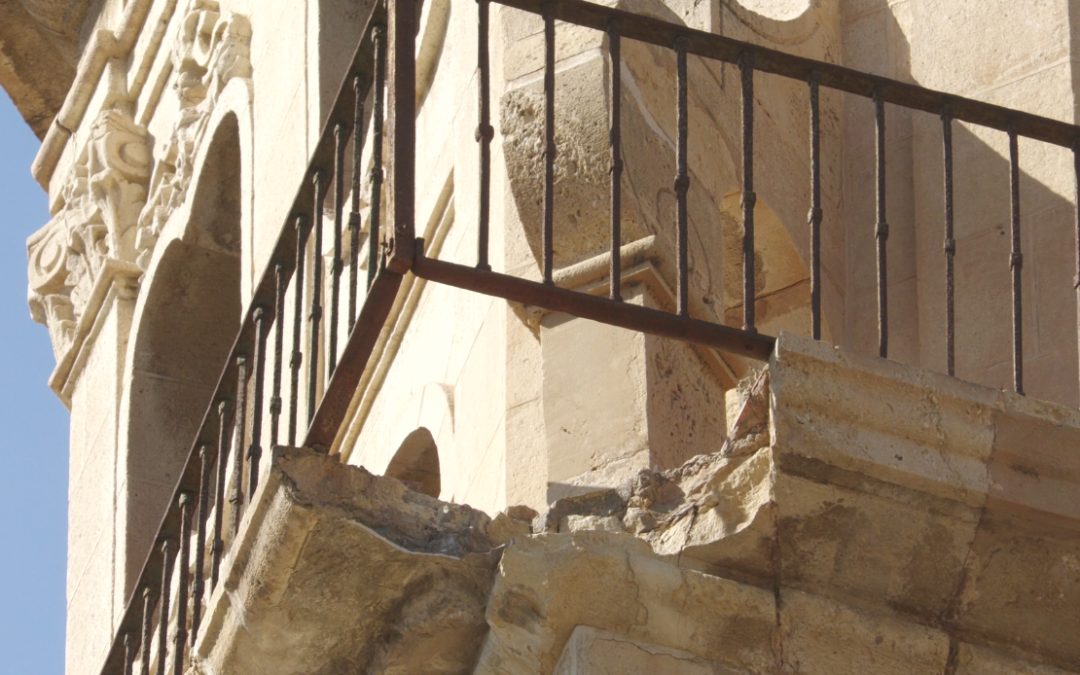 Se desprende una cornisa de la torre del reloj del Ayuntamiento de Alicante