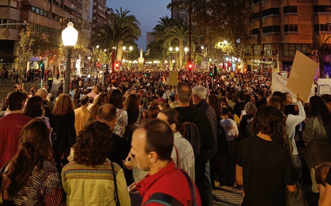 Cerca de diez mil personas piden la dimisión de Mazón en Alicante