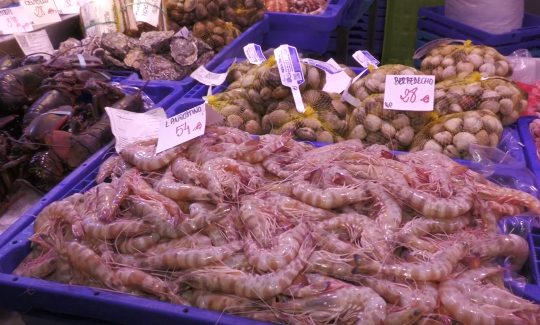 Las compras navideñas llenan los mercados de Alicante