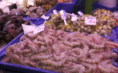 Las compras navideñas llenan los mercados de Alicante