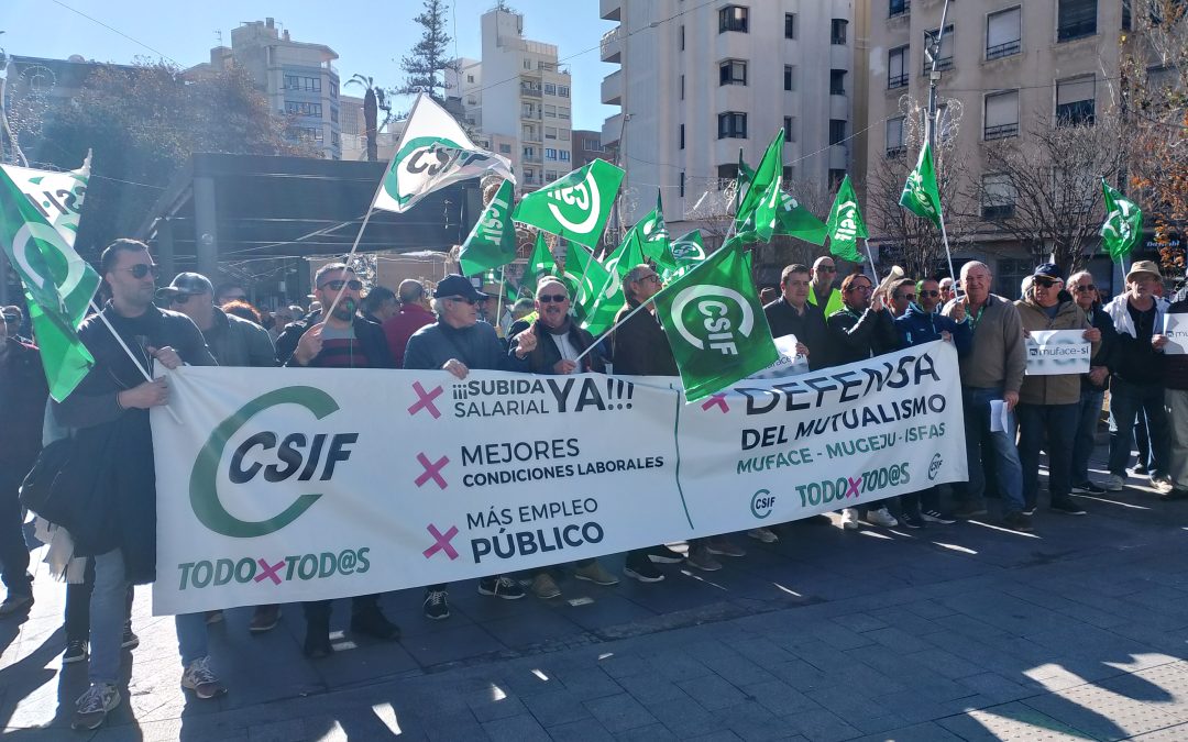 El sindicato CSIF realiza una concentración en defensa de Muface