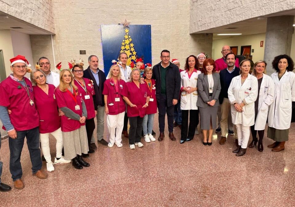 El Hospital Sant Joan d’Alacant enciende su árbol de Navidad